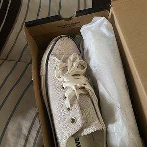 Ladies  Converse Tennis shoes sz 8.5 never worn